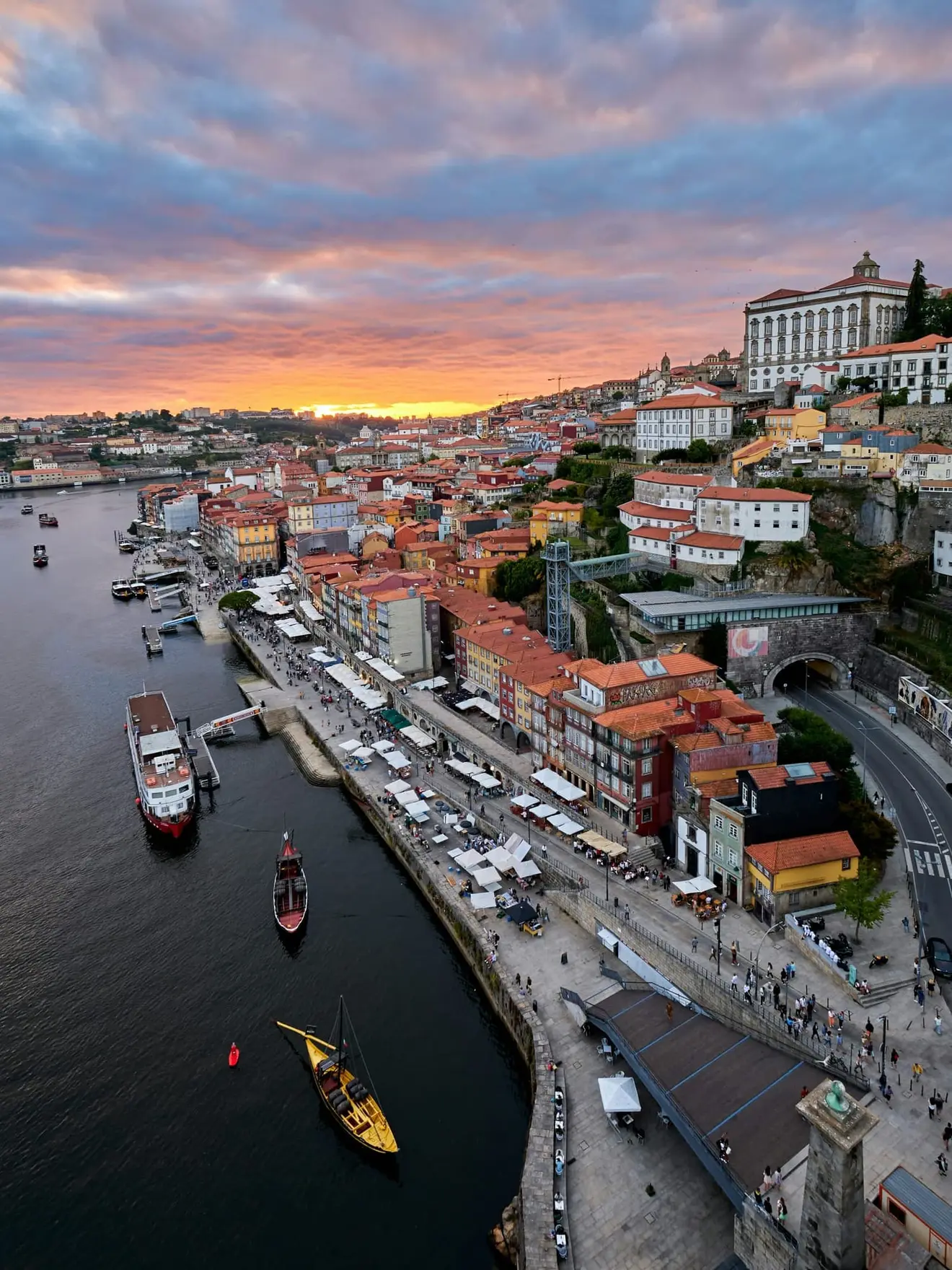 Porto's Ribeira district on the Douro river at dusk: Lisbon and Porto are the two main hubs where D3 highly-qualified professionals settle
