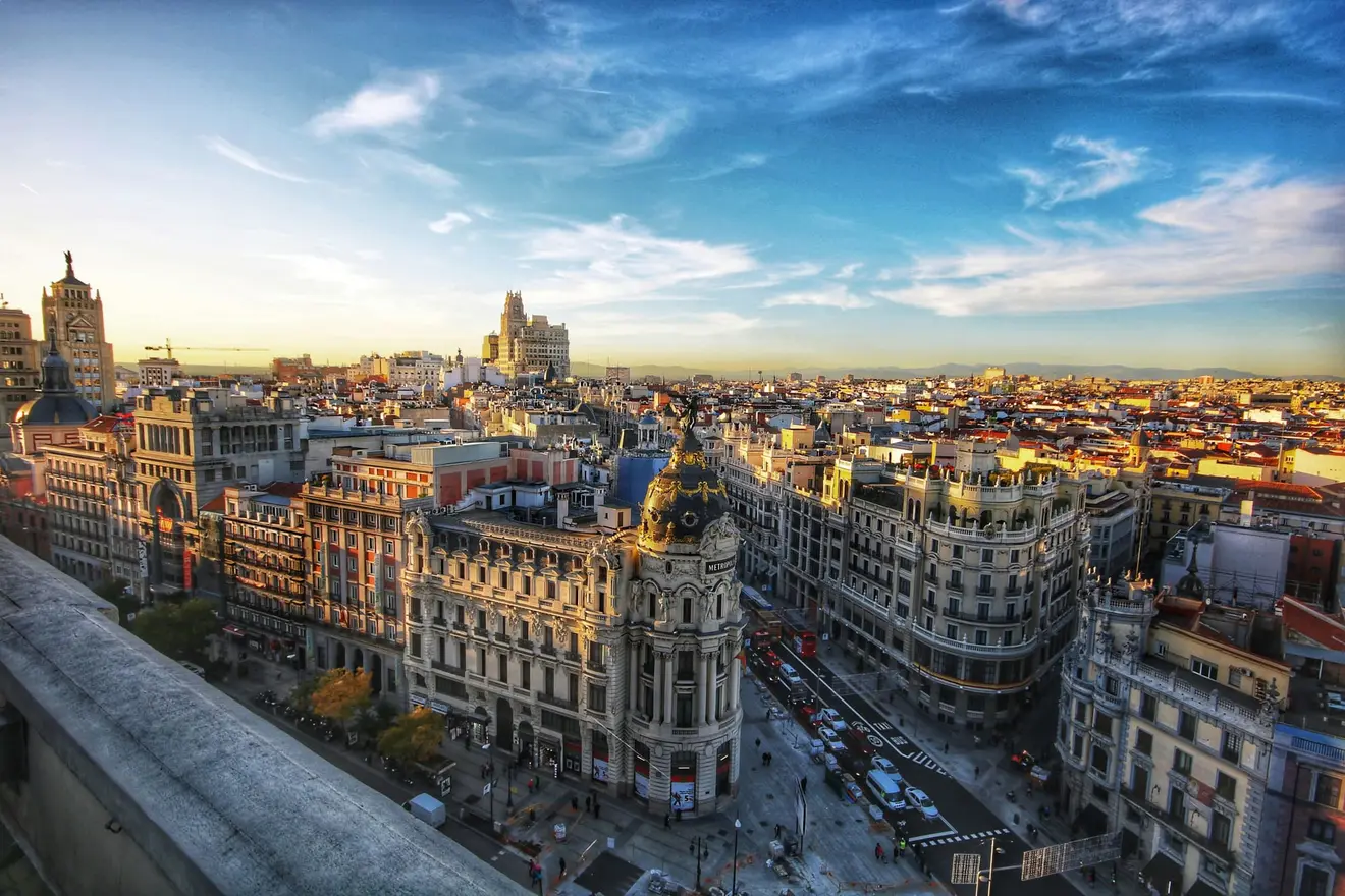 A remote workspace in Spain: the foreign-employer requirement is exactly what a Portuguese payroll contract satisfies
