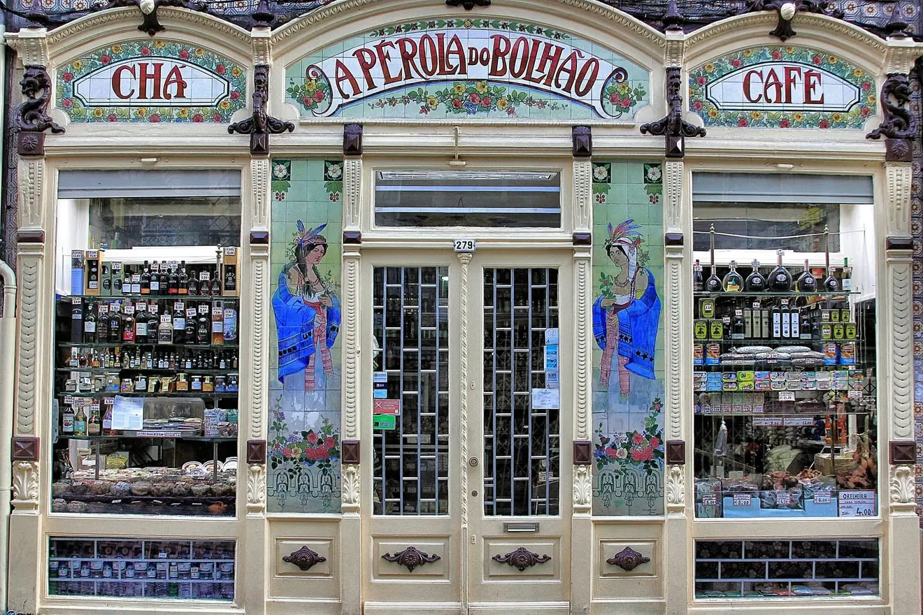 A tiled shopfront in Porto: the D2 tests whether the activity you propose contributes to the Portuguese economy, which is why the Portuguese nexus is the section Nigerian business plans most often need to strengthen