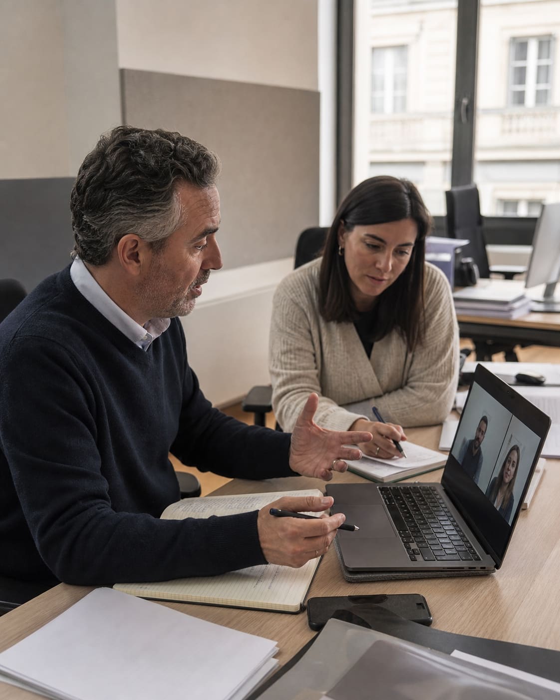 Senior professional in a real working session with an international team