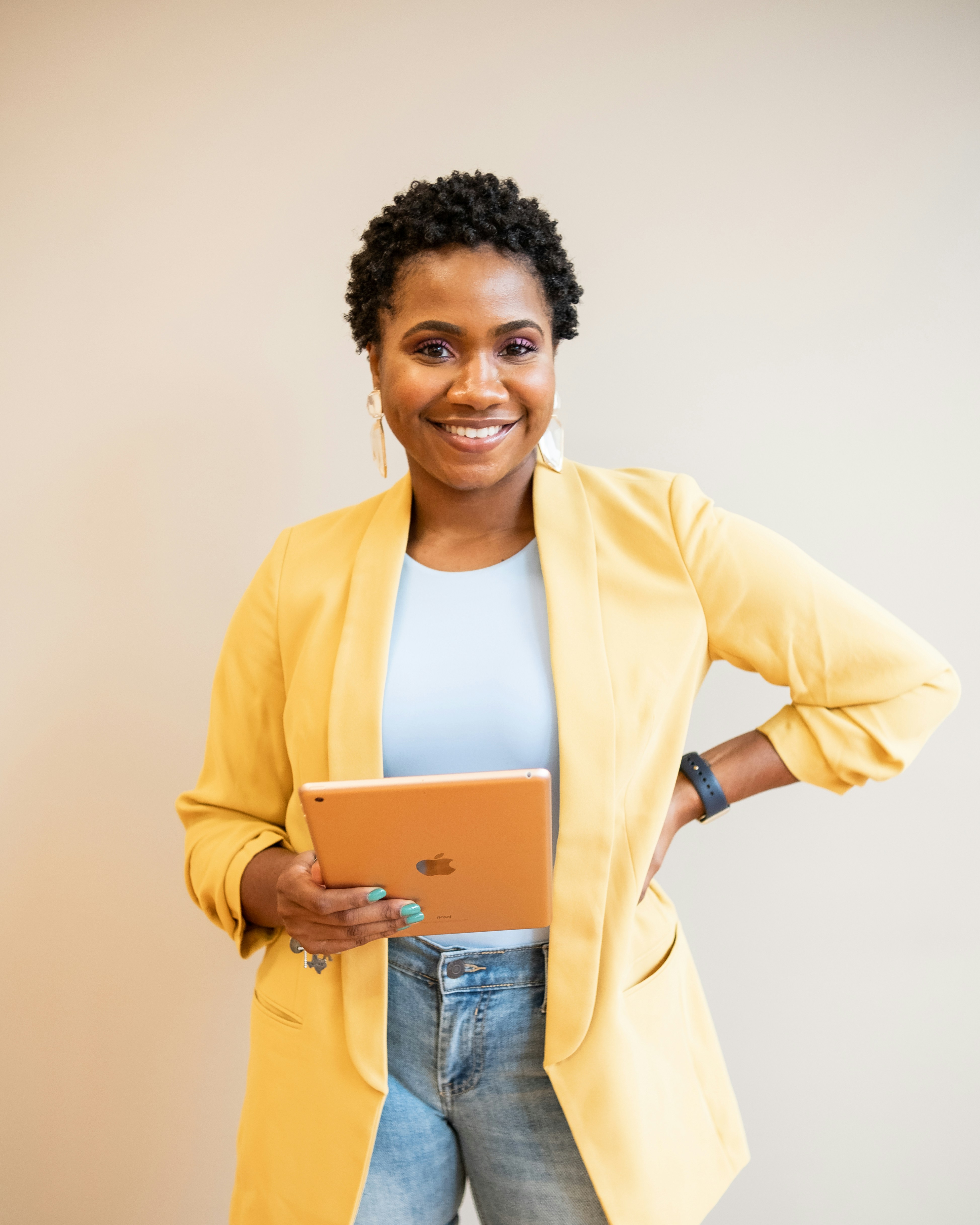 Relovisa partner holding a tablet